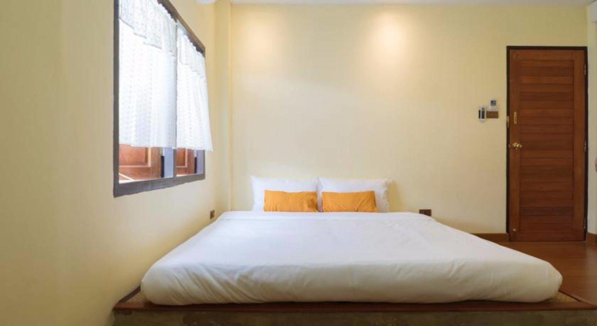 Manon Sleepeatdrink Bed & Breakfast Chiang Mai Exterior photo