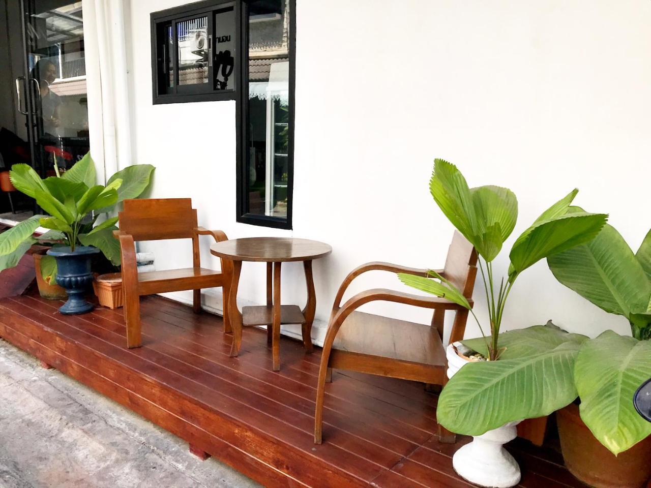 Manon Sleepeatdrink Bed & Breakfast Chiang Mai Exterior photo