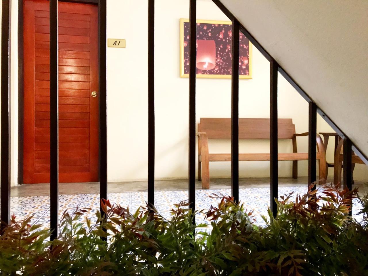 Manon Sleepeatdrink Bed & Breakfast Chiang Mai Exterior photo
